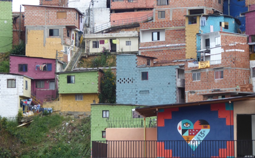 Il centro di Medellín e Comuna 13 a diversi livelli di papaye 